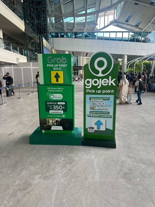 Airport pickup signage used in the offline guidance exploration